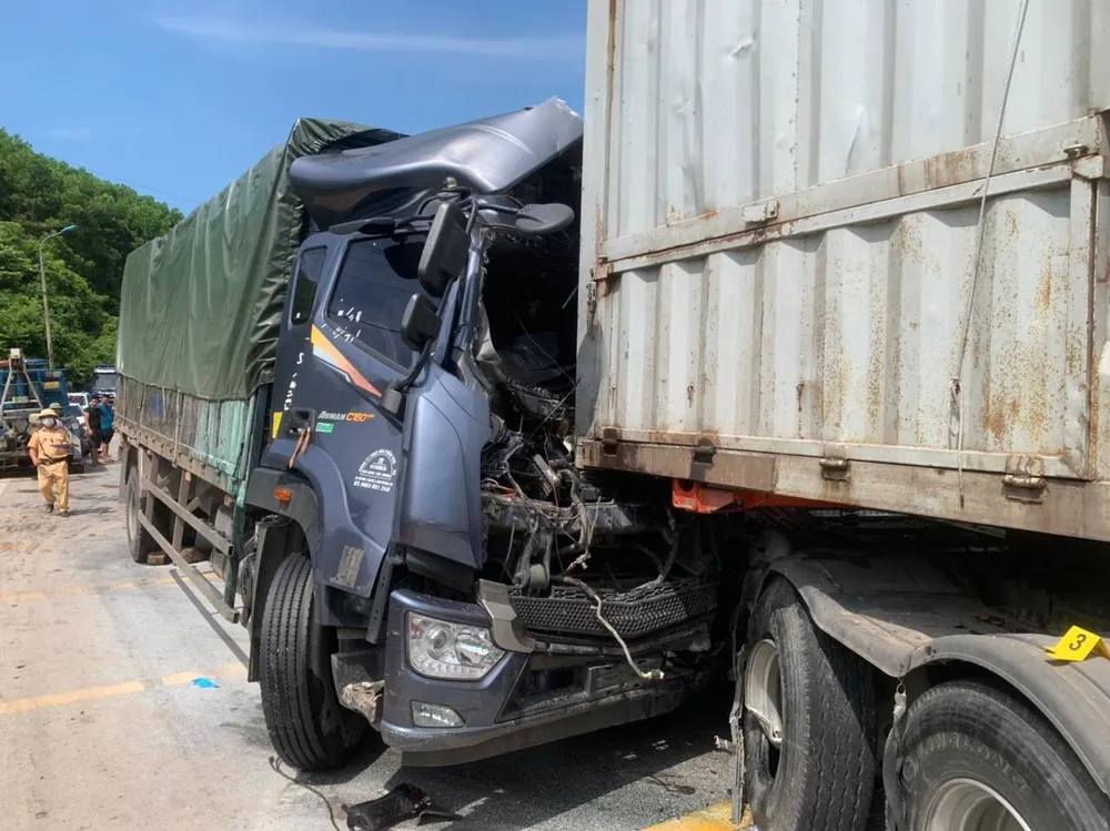 Hiện trường vụ tai nạn giao thông khiến giao thông trên QL18A đoạn qua xã Đông Ngũ, huyện Tiên Yên bị ách tắc. Ảnh CTV Hiện trường vụ tai nạn giao thông khiến giao thông trên QL18A đoạn qua xã Đông Ngũ, huyện Tiên Yên bị ách tắc. Ảnh CTV