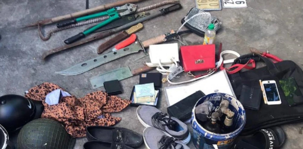 Tang vật mà nhóm nghi phạm dùng để khống chế cướp giật. Ảnh CTV