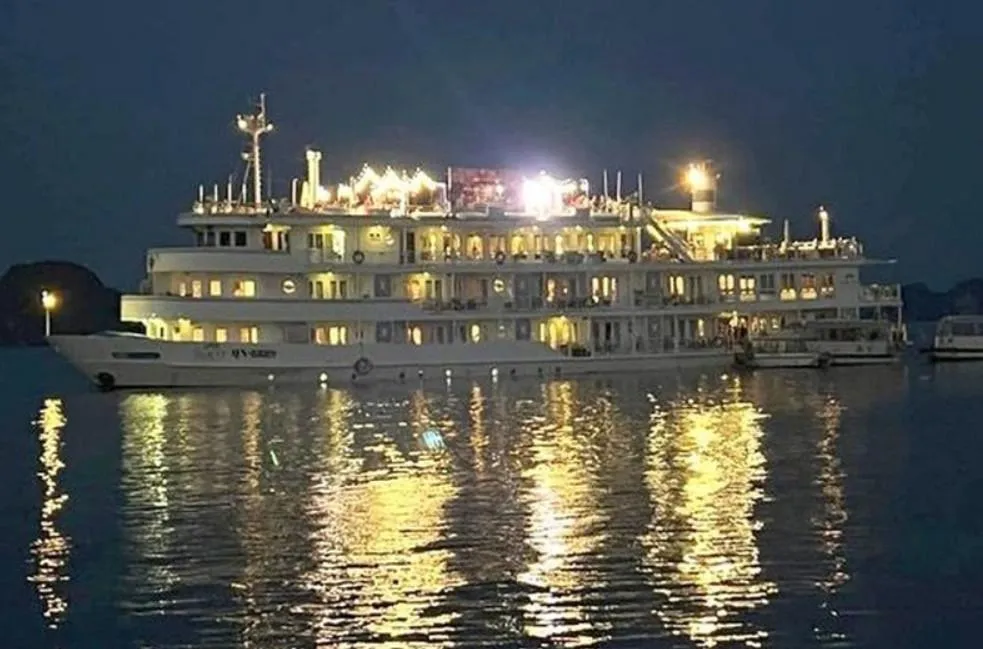 Hai du thuyền năm sao vừa bị cơ quan chức năng tỉnh Quảng Ninh xử phạt với tổng số tiền là 12 triệu đồng. Ảnh CTV