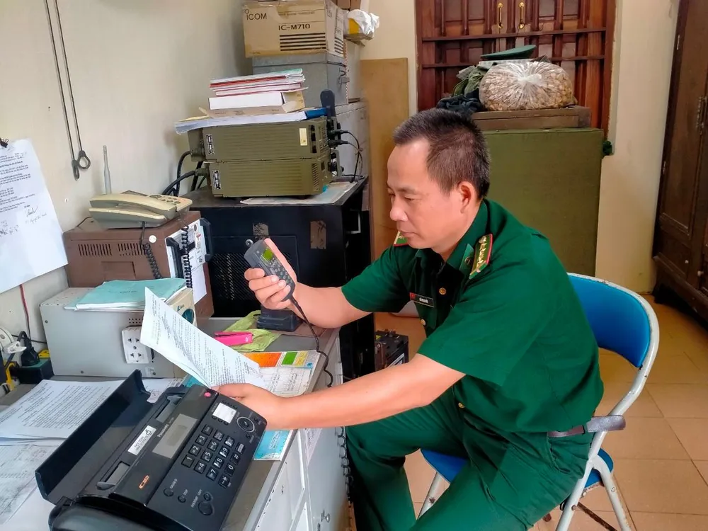 Cán bộ Đồn Biên phòng Bạch Long Vĩ, Bộ đội Biên phòng Hải Phòng đang kêu gọi các tàu thuyền vào nơi tránh trú an toàn. Ảnh LÊ ĐỒNG