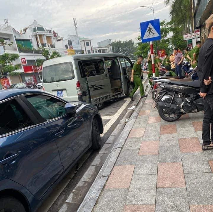 Lực lượng Công an Hải Phòng tiến hành kiểm tra quán Bar. Ảnh CTV