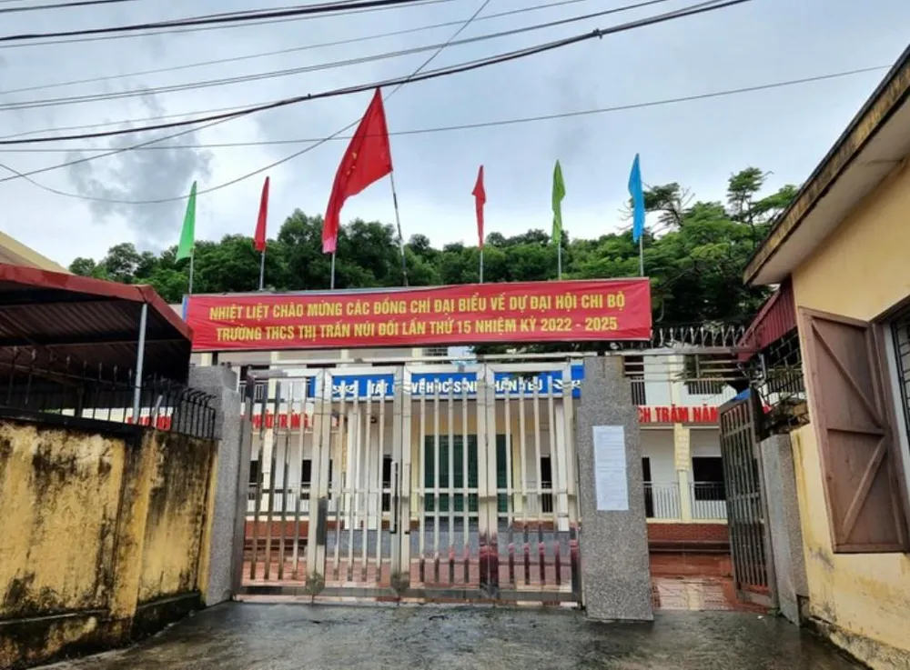 Trường THCS thị trấn Núi Đối thu hai triệu đồng/ một học sinh. Ảnh CTV