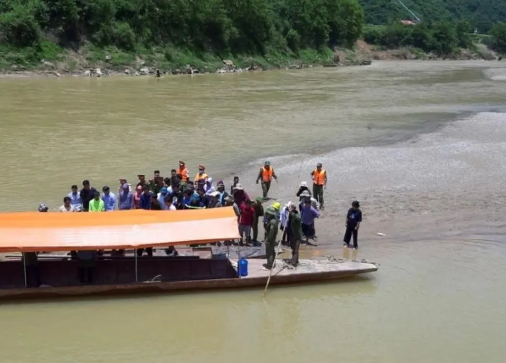 Lực lượng chức năng và người dân tìm kiếm những người mất tích. Ảnh CTV Lực lượng chức năng và người dân tìm kiếm những người mất tích. Ảnh CTV