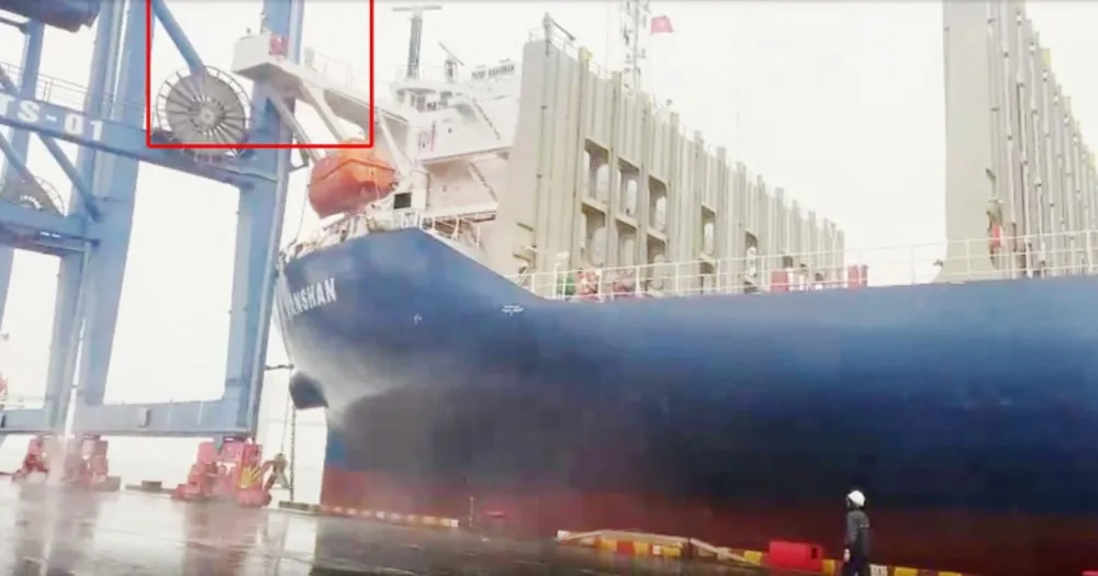 Tàu Tiger Maanshan va chạm với cần cẩu dàn tại cảng Đình Vũ, TP Hải Phòng. Ảnh CTV