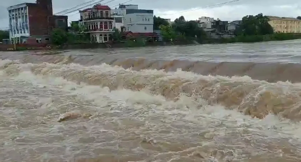 Nước sông Hà Cối dâng cao gây chia cắt cục bộ thị trấn Quảng Hà. Ảnh CTV