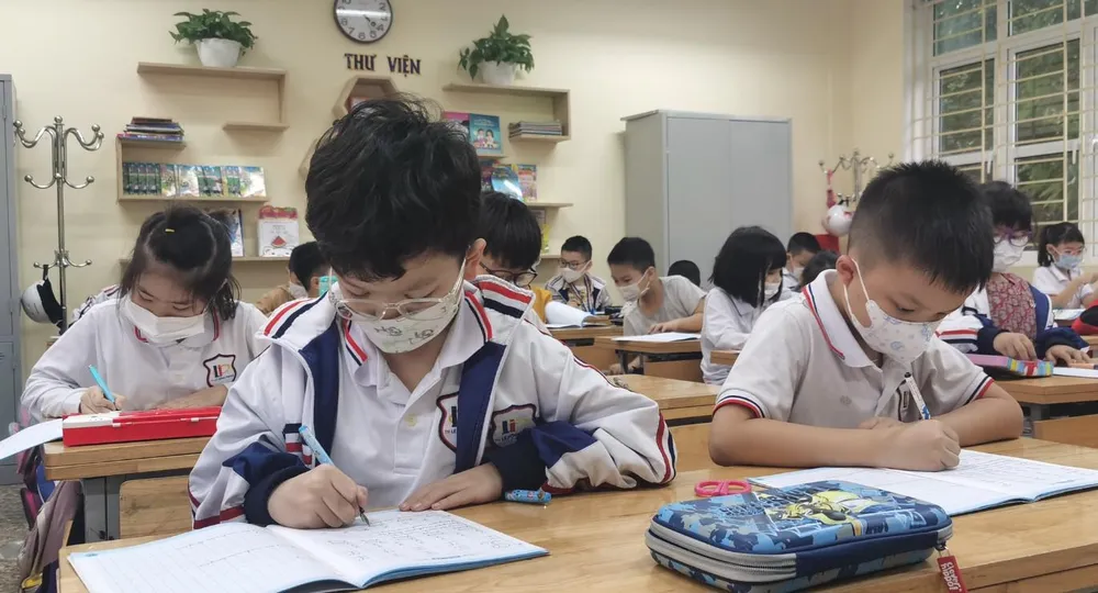Năm học 2021 - 2022, do ảnh hưởng nặng nề từ dịch COVID-19, tỉnh Quảng Ninh giảm 100% học phí cho học sinh. Ảnh Hiếu Nghĩa