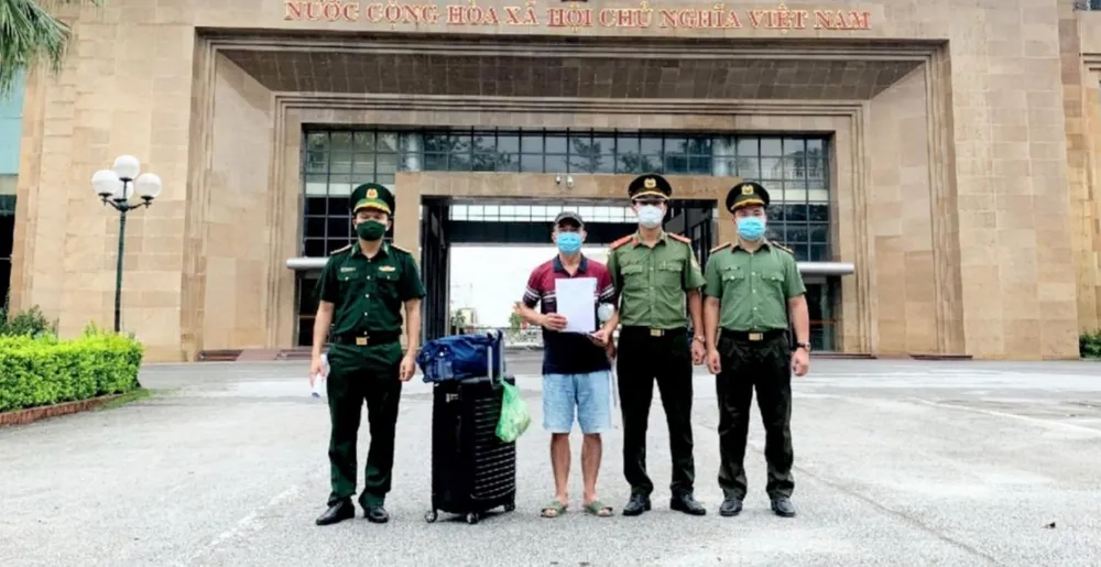 Lu Manjia bị trục xuất khỏi lãnh thổ Việt Nam. Ảnh Công an Quảng Ninh