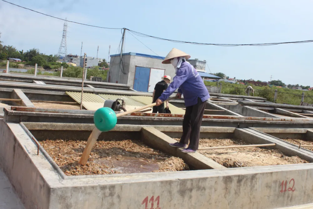 Với nước mắm Cát Hải, các công đoạn chế biến, ướp chượp chủ yếu là thủ công. Với nước mắm Cát Hải, các công đoạn chế biến, ướp chượp chủ yếu là thủ công.