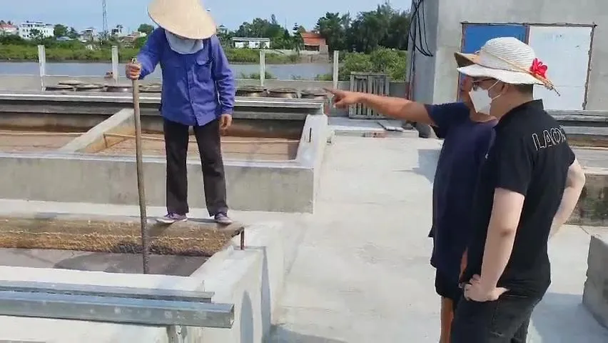 Người làm nước mắm phải có nhiều kinh nghiệm và cả sự khéo léo, tài hoa, cẩn thận trong mọi công đoạn. Ảnh: LÊ ĐỒNG Người làm nước mắm phải có nhiều kinh nghiệm và cả sự khéo léo, tài hoa, cẩn thận trong mọi công đoạn. Ảnh: LÊ ĐỒNG