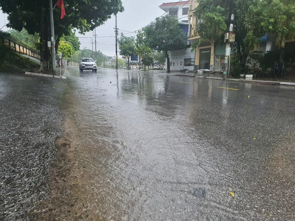 Người dân tại TP Móng Cái, tỉnh Quảng Ninh hạn chế ra đường vào thời điểm này. Ảnh: LÊ ĐỒNG