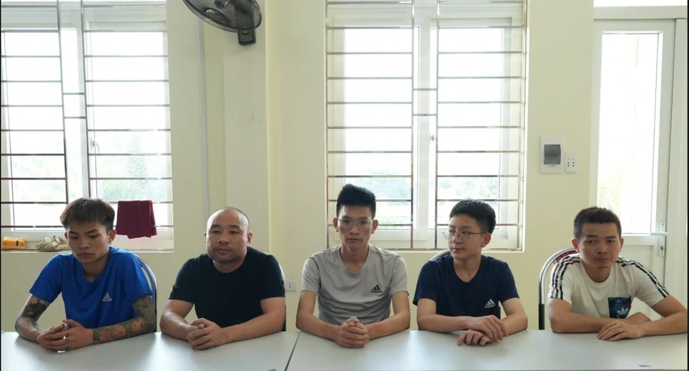 Năm công dân Trung Quốc tại Công an huyện Trùng Khánh. Ảnh CTV