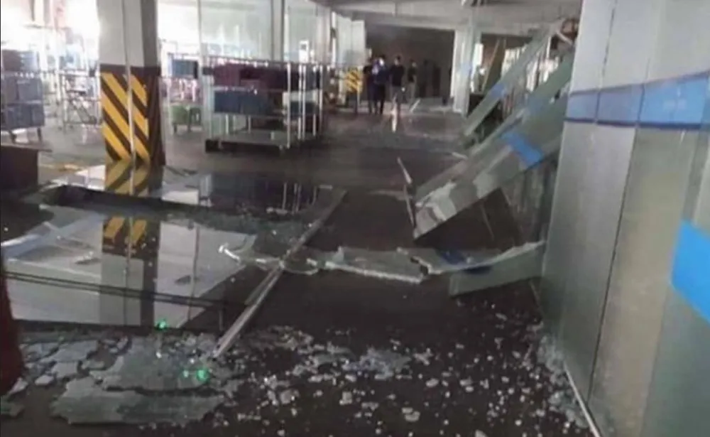 Cửa kính trụ sở công ty Seojin Auto bị vỡ vụn. Ảnh CTV