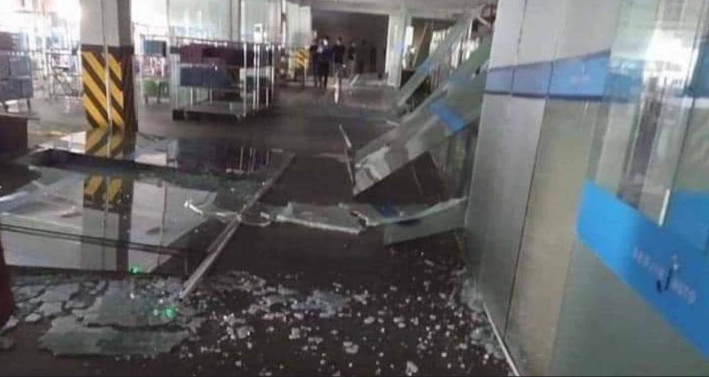 Vụ nổ khiến cửa kính của công ty vỡ vụn, nhiều mảnh vỡ vương vãi ra sàn. Ảnh CTV