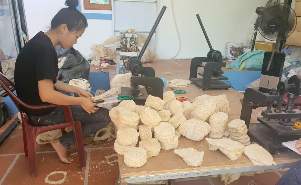 Công đoạn tạo ra các sản phẩm theo thị hiếu của khách hàng. Ảnh LÊ ĐỒNG Công đoạn tạo ra các sản phẩm theo thị hiếu của khách hàng. Ảnh LÊ ĐỒNG