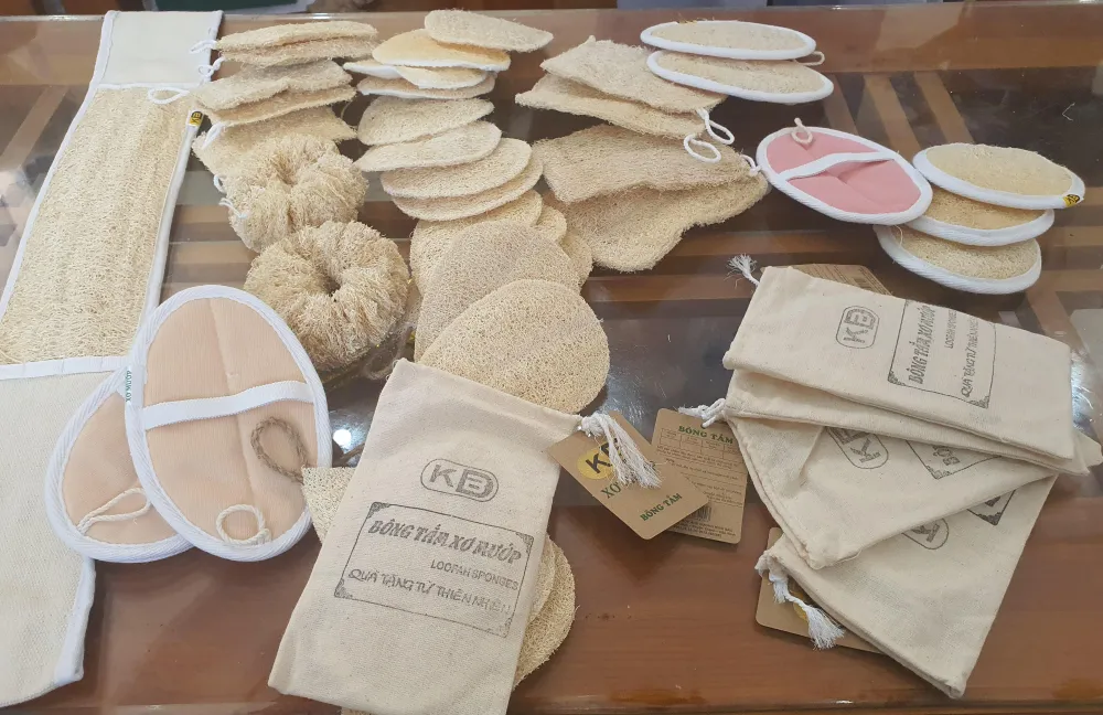 Sản phẩm đa rạng cho nhà bếp, nhà tắm và đồ dùng cá nhân từ vật liệu xơ mướp tưởng như đồ bỏ đi nay đã tới tay khách hàng khó tính ở Mỹ, Nhật, Hàn Quốc và Châu Âu. Ảnh LÊ ĐỒNG Sản phẩm đa rạng cho nhà bếp, nhà tắm và đồ dùng cá nhân từ vật liệu xơ mướp tưởng như đồ bỏ đi nay đã tới tay khách hàng khó tính ở Mỹ, Nhật, Hàn Quốc và Châu Âu. Ảnh LÊ ĐỒNG