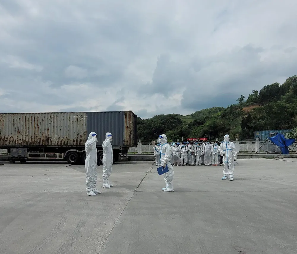 Cán bộ Đồn Biên phòng cửa khẩu Trà Lĩnh, Bộ đội Biên phòng Cao Bằng tiến hành thủ tục tiếp nhận công dân Việt Nam nhập cảnh trái phép. Ảnh NGUYỄN TUÂN