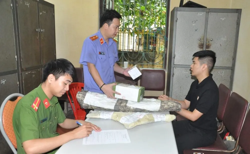 Bị can Nguyễn Thanh Tùng tại cơ quan điều tra. Ảnh CA