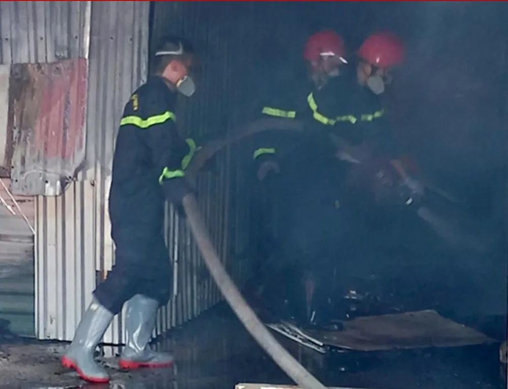 Cảnh sát PCCC nhanh chóng đến hiện trường chữa cháy và ngăn cháy sang khu dân cư. Ảnh CTV