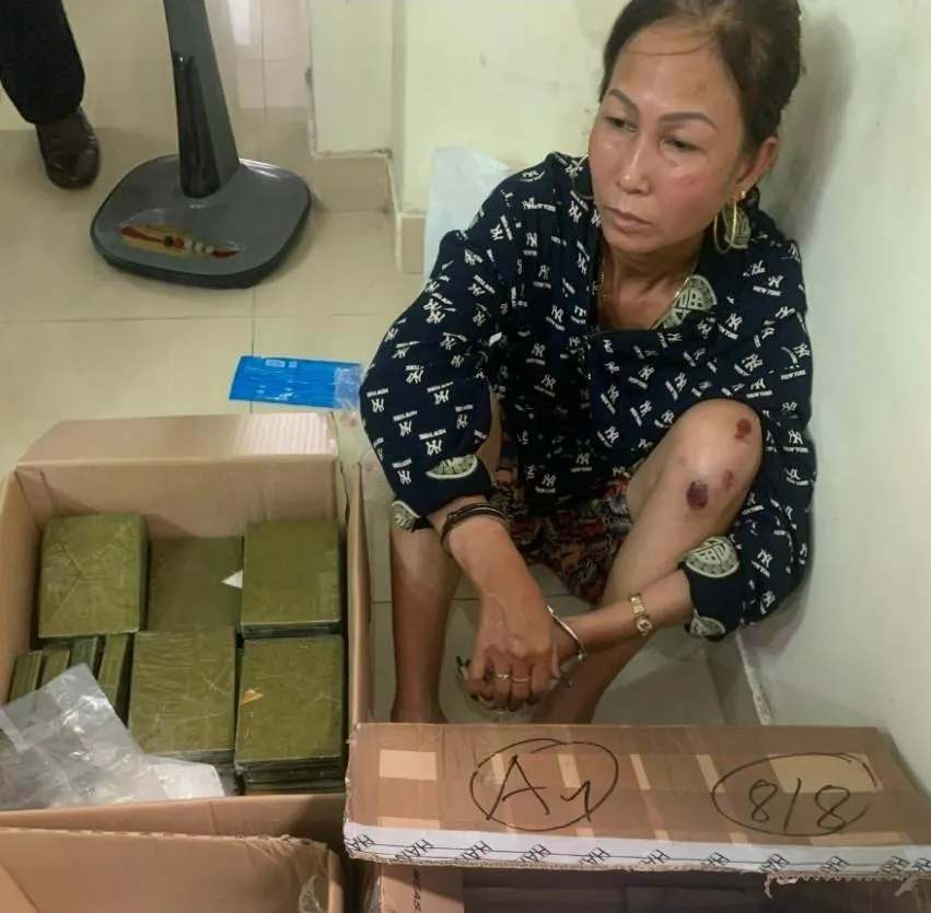 Nghi phạm Đặng Thị Huệ cùng tang vật tại Cơ quan điều tra. Ảnh CTV