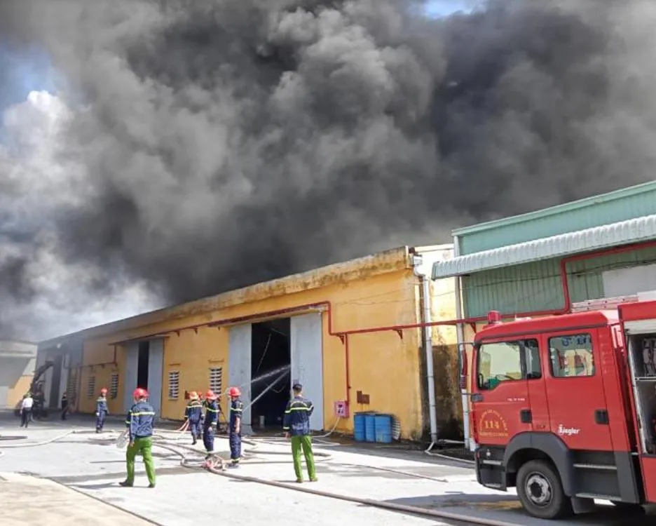 Các lực lượng chức năng tổ chức chữa cháy. Ảnh CTV Các lực lượng chức năng tổ chức chữa cháy. Ảnh CTV