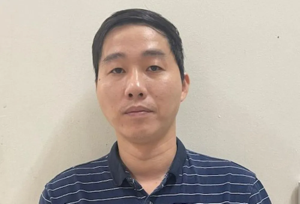 Bị can Trần Bá Trung bị bắt về tội danh lừa đảo chiếm đoạt tài sản. Ảnh CA