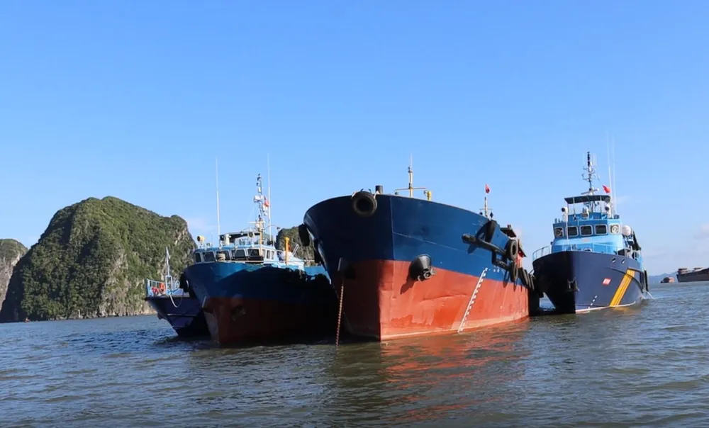 Tàu của Hải đội 1 đang áp tải tàu và hàng hóa vi phạm về khu vực neo đậu tàu của đơn vị ở Hạ Long, Quảng Ninh. Ảnh: Thái Bình. Tàu của Hải đội 1 đang áp tải tàu và hàng hóa vi phạm về khu vực neo đậu tàu của đơn vị ở Hạ Long, Quảng Ninh. Ảnh: Thái Bình.
