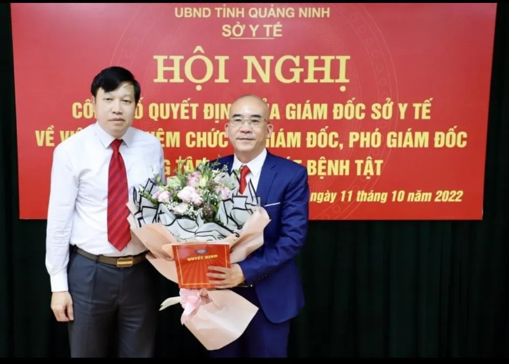 Ông Nguyễn Minh Tuấn, Phó Giám đốc Sở Y tế tỉnh Quảng Ninh trao quyết định bổ nhiệm chức vụ Giám đốc CDC tỉnh Quảng Ninh cho Tiến sĩ, Bác sĩ Vũ Quyết Thắng. Ảnh: CDC Quảng Ninh