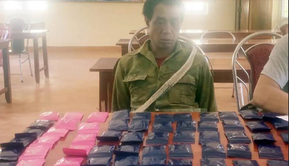 Nghi phạm Thong Si cùng tang vật 12.000 viên ma túy tổng hợp. Ảnh CA