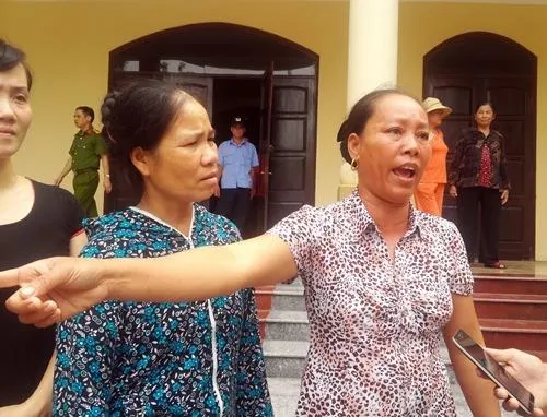 Bà Hải con ông Thêm (phải): "Bác tôi được minh oan, chúng tôi rất mừng. Nhưng mong muốn các cơ quan chức năng công bố hung thủ thật sự ". Ảnh: CHÂN LUẬN