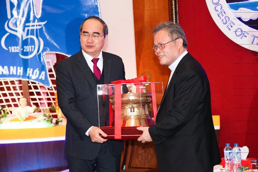 Ông Nguyễn Thiện Nhân (trái) tặng quà cho Đức Tổng Giám mục Giu-se Nguyễn Chí Linh