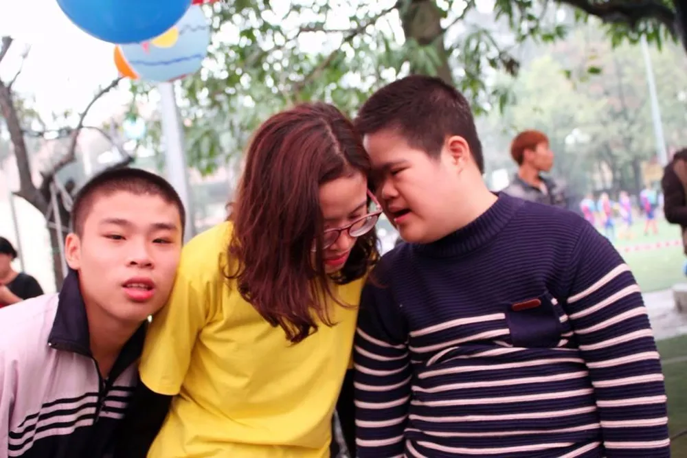 Các cô đều chăm chú lắng nghe rồi giải thích cho các em hiểu.