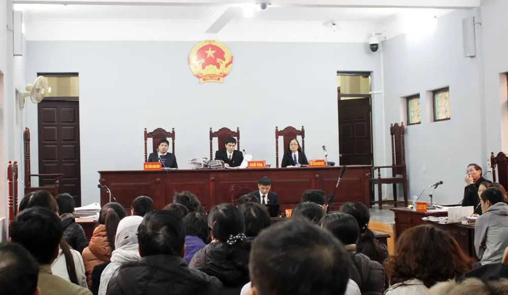 Kiểm sát viên bỏ ra ngoài, HĐXX... kêu vào