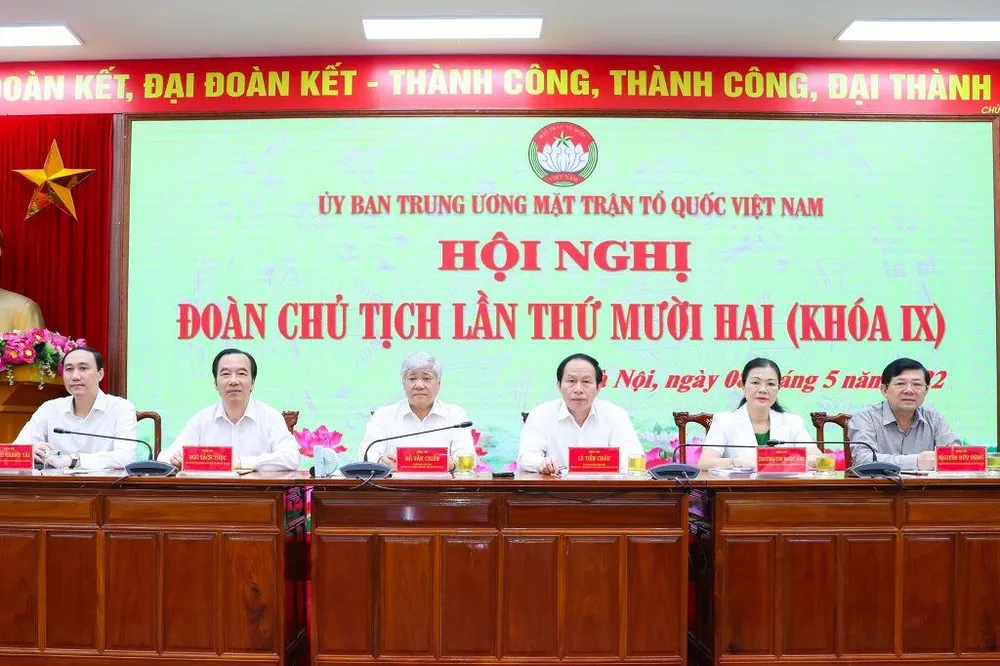 Đoàn Chủ tịch Hội nghị của UB Trung ương MTTQ Việt Nam ngày 8-5. Ảnh MT