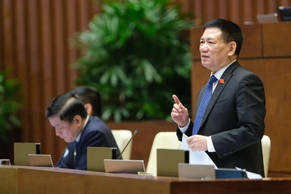 Bộ trưởng Bộ Tài chính Hồ Đức Phớc trả lời chất vấn tại Quốc hội sáng 8-6. Ảnh VGP