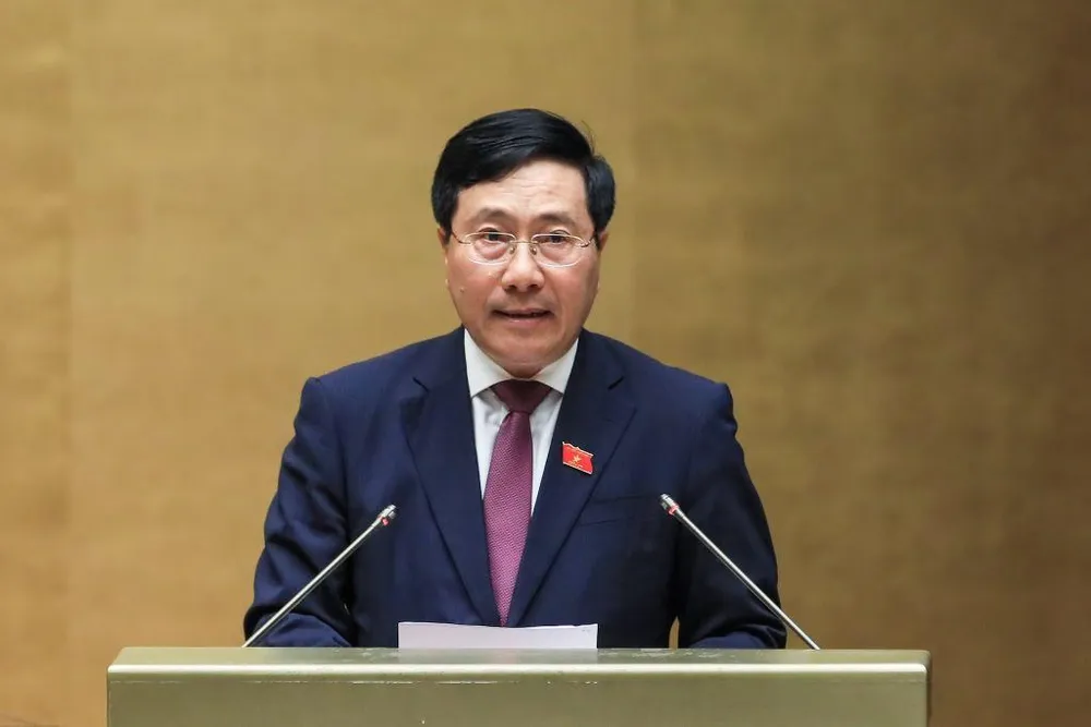 Phó Thủ tướng thường trực Phạm Bình Minh giải trình trước khi trả lời chất vấn tại Quốc hội chiều 9-6. Ảnh: DT