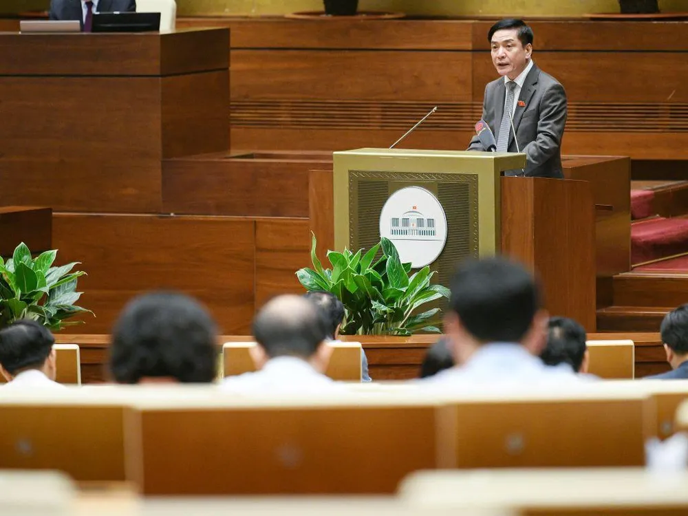 Tổng Thư ký QH Bùi Văn Cường trình bày báo cáo giám sát. Ảnh: QH