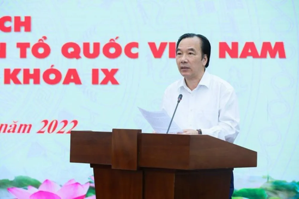 Ông Ngô Sách Thực trình bày dự thảo Báo cáo ý kiến, kiến nghị của cử tri và Nhân dân gửi tới kỳ họp thứ 4, QH khóa XV tới đây. Ảnh: MTTQ