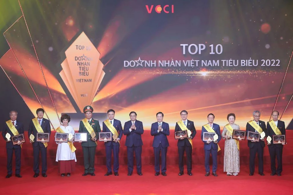 Thủ tướng và lãnh đạo VCCI cùng 10 doanh nhân tiêu biểu 2022. Ảnh: VB