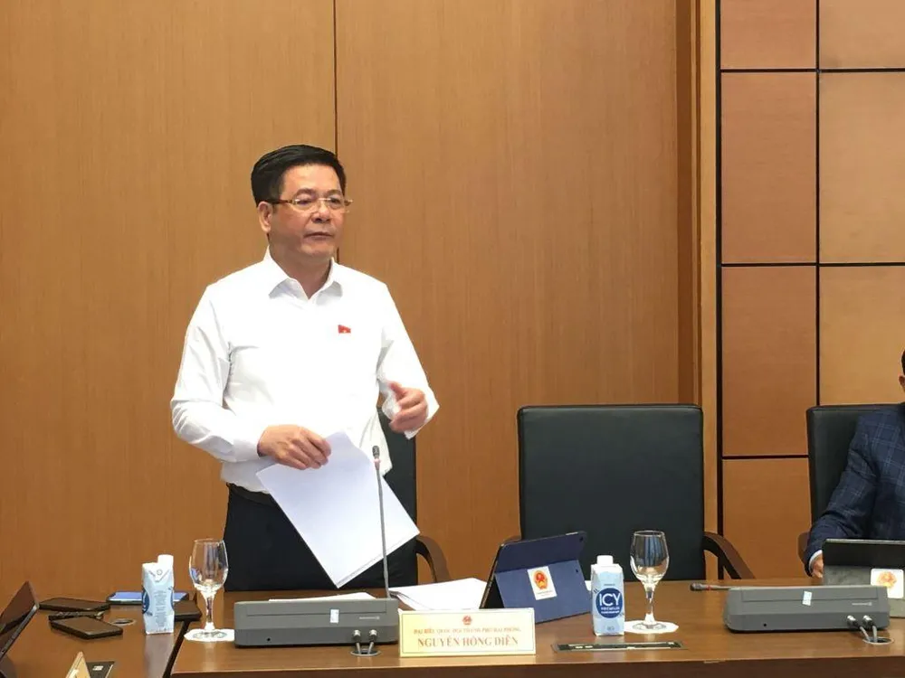 Bộ trưởng Nguyễn Hồng Diên giải thích về vấn đề xăng dầu ngày 22-10 tại tổ thảo luận ở Quốc hội. Ảnh: CL