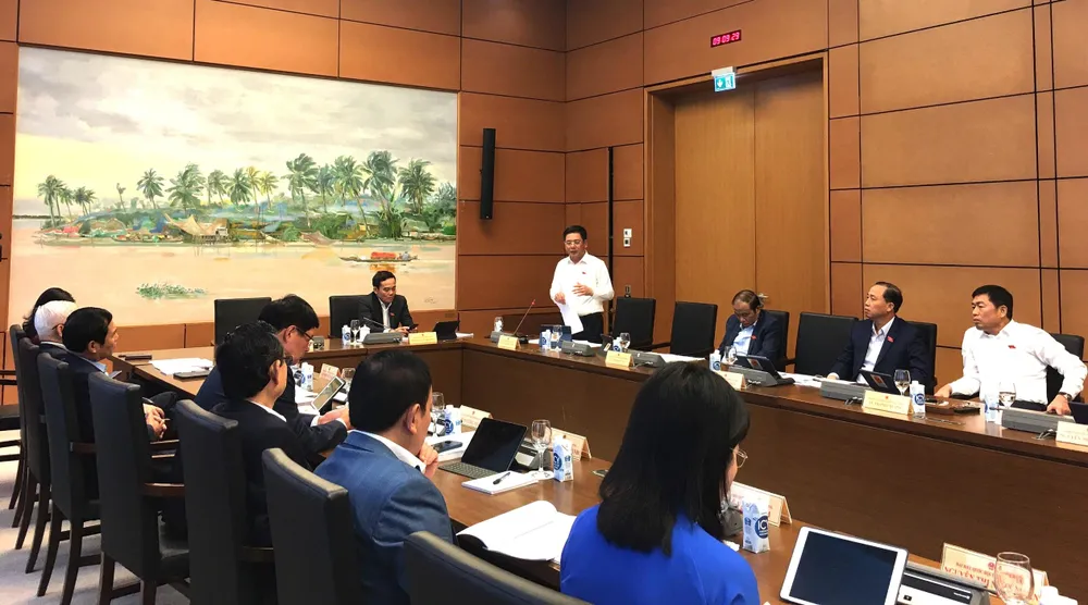 Tổ thảo luận ở Quốc hội sáng 22-10 nghe Bộ trưởng Diên giải thích về xăng dầu. Ảnh: CL