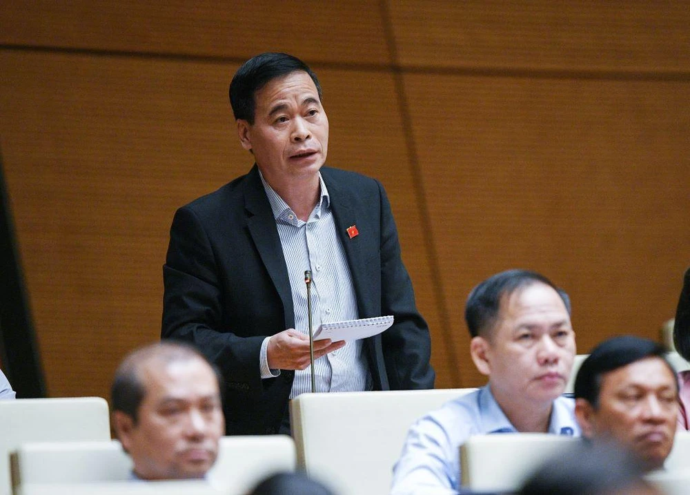 ĐB Nguyễn Mạnh Cường chất vấn Bộ trưởng Nguyễn Thanh Nghị. Ảnh: PT