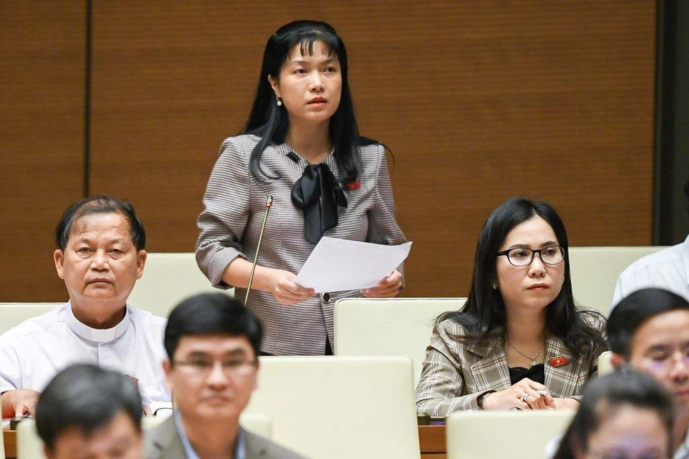 Đại biểu Tạ Thị Yên (Điện Biên) nêu câu hỏi chất vấn Bộ trưởng Nguyễn Thanh Nghị. Ảnh: PT