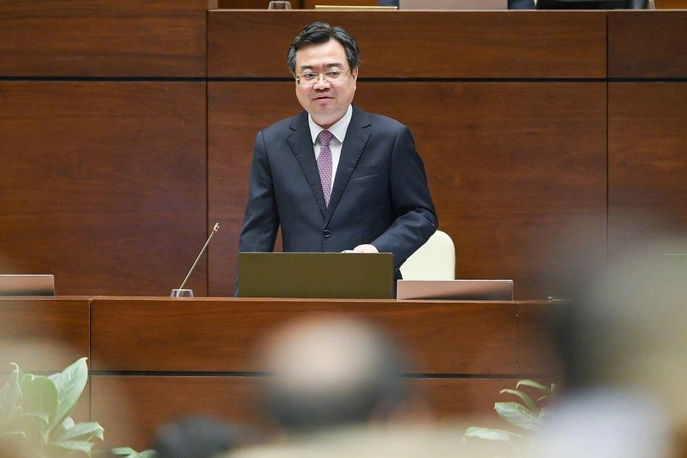 Bộ trưởng Nguyễn Thanh Nghị trả lời chất vấn tại Quốc hội chiều 3-11. Ảnh: PT