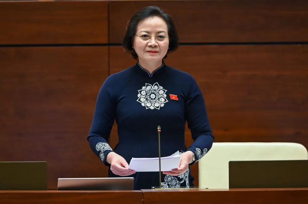 Bộ trưởng Bộ Nội vụ Phạm Thị Thanh Trà trả lời chất vấn. Ảnh: QH