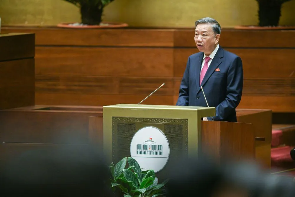 Bộ trưởng Tô Lâm trình bày trước Quốc hội về việc ghi thông tin &quot;nơi sinh&quot; vào hộ chiếu mới sáng nay, 7-11. Ảnh: PT