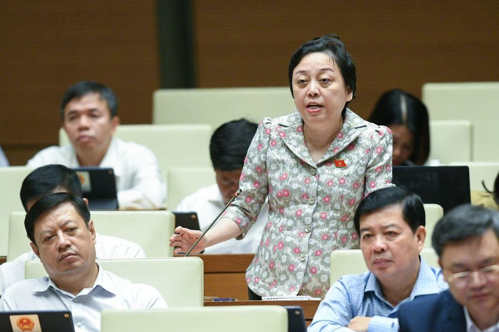 ĐB Phạm Khánh Phong Lan nêu ý kiến về dự luật Đấu thầu (sửa đổi). Ảnh: P.T