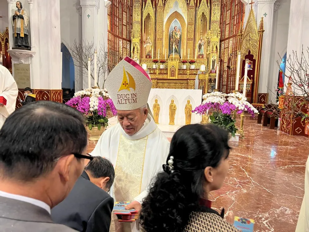 Nhiều giáo dân mong ước được nhận lì xì từ Đức Hồng y Phê-rô Nguyễn Văn Nhơn. Ngài hiện đã về hưu và chọn Tổng Giáo phận Hà Nội làm &quot;quê hương&quot;. Việt Nam hiện có hai vị Hồng y, ngoài Đức Hồng y Phê-rô Nguyễn Văn Nhơn thì còn Hồng y Gio-an Bao-ti-xi-ta Phạm Minh Mẫn hiện cũng đang nghỉ hưu tại Tổng Giáo phận Sài Gòn - TP HCM.