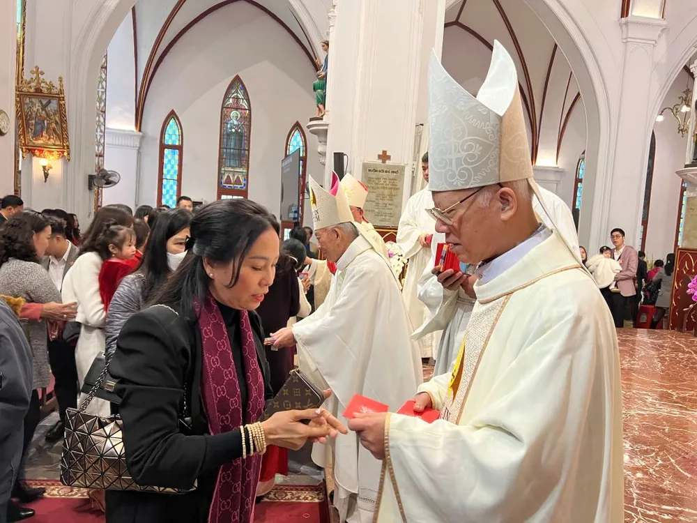 Đức Giám mục phụ tá Lô-ren-xô Chu Văn Minh (trái) hiện cũng đã nghỉ hưu. Trước đây, Ngài là Giám đốc Đại chủng viện Thánh Giu-se, Hà Nội, nơi đào tạo linh mục cho một số giáo phận Công giáo miền Bắc.