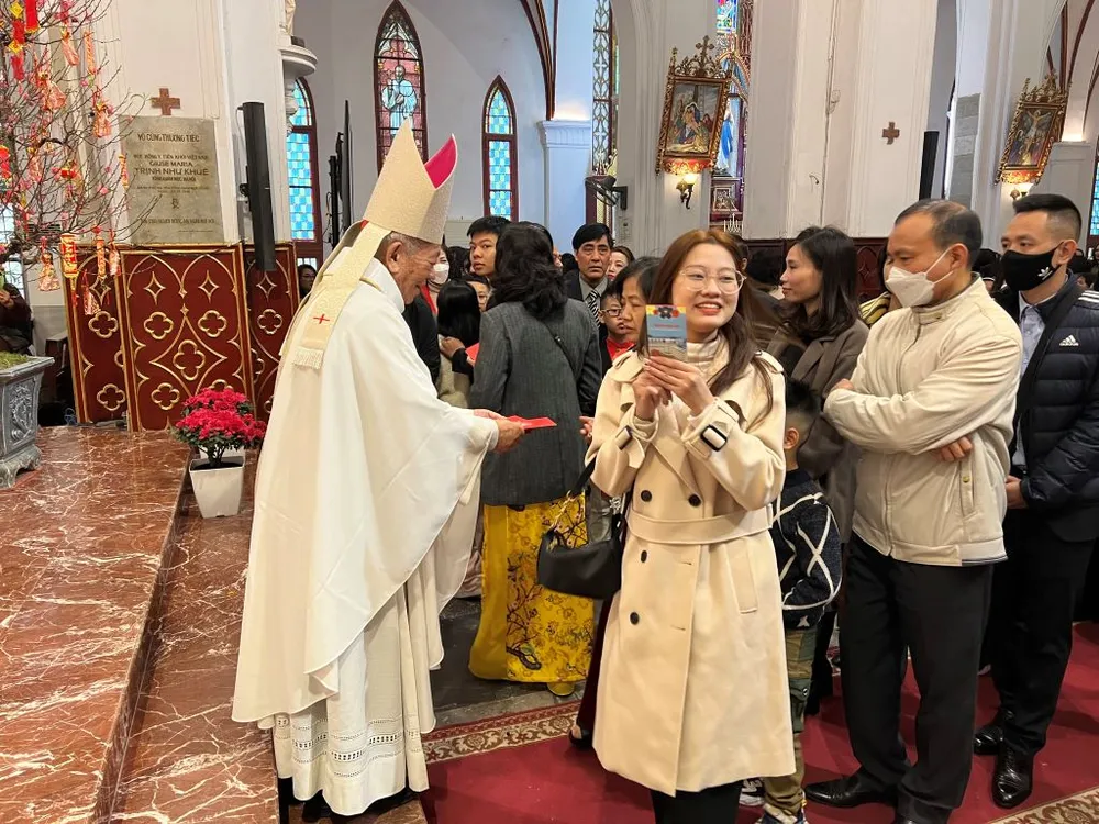 Niềm vui của giáo dân khi nhận được lì xì từ Đức Hồng y. Trong mỗi bao lì xì có một tấm thiệp in một câu Kinh Thánh và một tờ tiền mệnh giá nhỏ. Câu Kinh Thánh in trong tấm thiệp sẽ là &quot;kim chỉ nam&quot; cho đời sống giáo dân trong năm 2023 này.