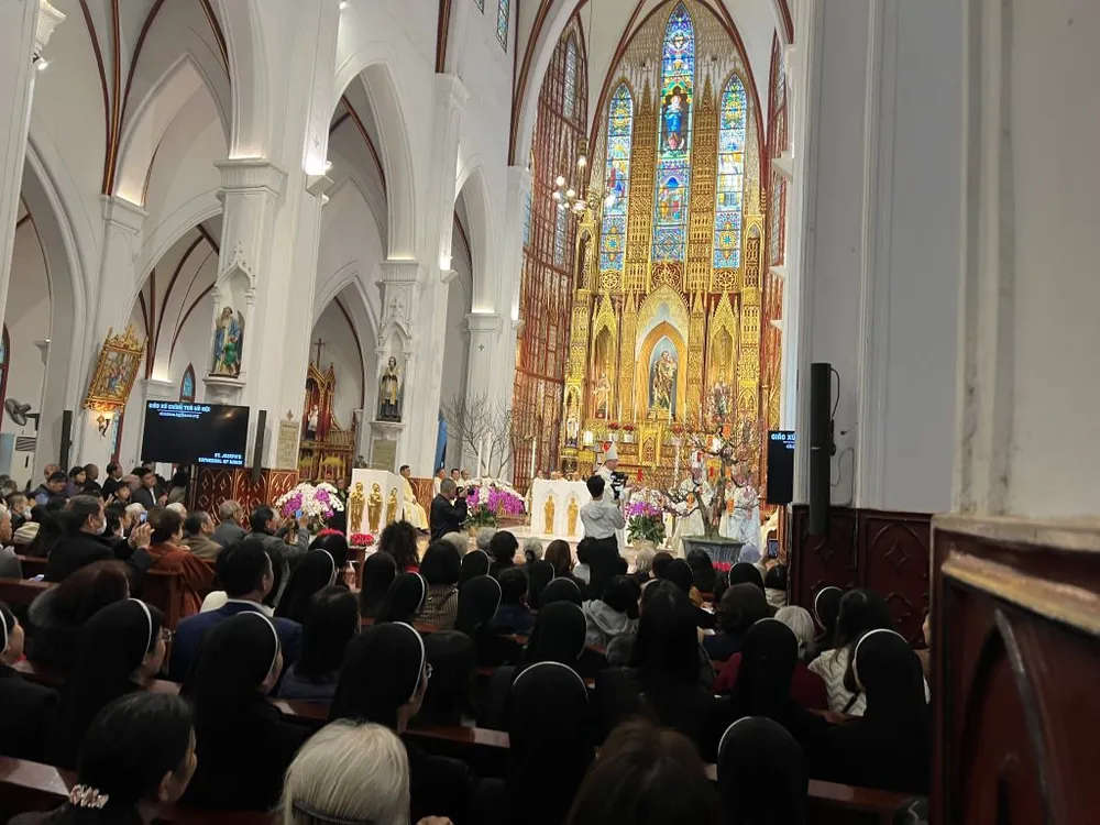 Thánh lễ Tân niên Xuân Quý Mão hôm nay được cử hành lúc 9g30. Giảng trong thánh lễ, Đức Tổng Giám mục Giu-se Vũ Văn Thiên nhắc nhở giáo dân tin tưởng, phó thác cuộc sống vào Thiên Chúa theo tinh thần Phúc Âm hôm nay rằng: &quot;Các con chớ áy náy lo lắng về ngày mai, vì ngày mai sẽ lo cho ngày mai...&quot;. Ảnh: CHÂN LUẬN